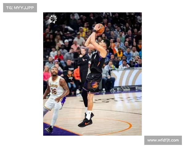 布克如何凭借卓越战术适应能力与迅速反应成为篮球场上的关键人物